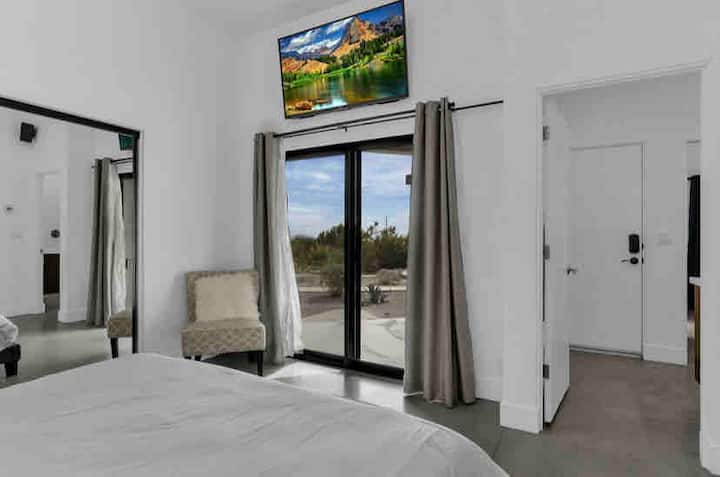 Bedroom 1: Cal king, access to jack and Jill bathroom.