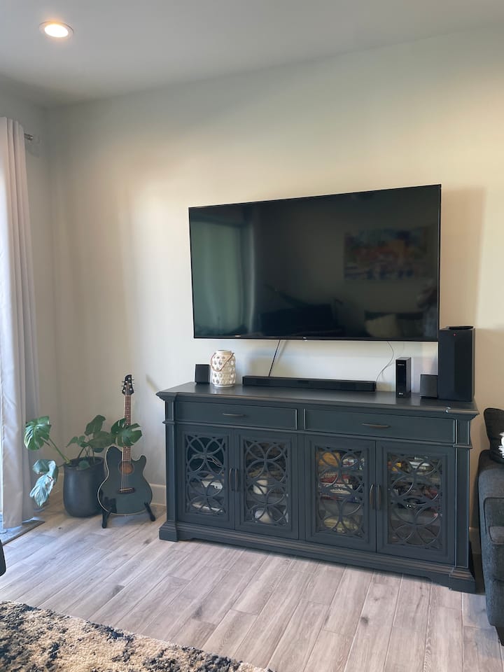 تلفزيون بث روكو مقاس 75 بوصة مع شريط صوتي LG يحيط بالصوت في غرفة المعيشة في الطابق الثاني 