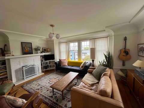 Top Airbnb: Bright & Beautiful Flat in Fantastic Neighborhood in Central Richmond