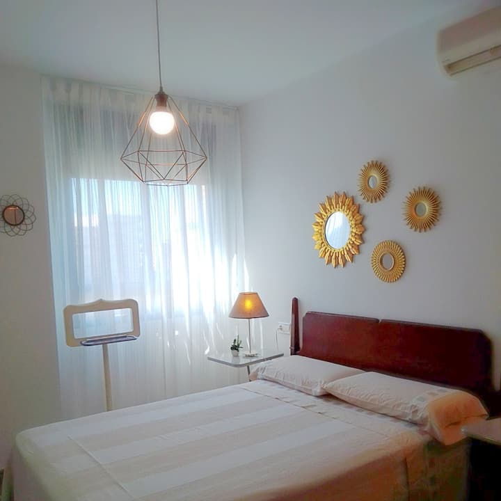 25' walking to downtown comfy & sunny flat WiFi Apartments for