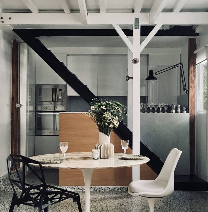 Voici notre salle à manger ouverte sur la cuisine, le salon et la cour. Nous avons craqué sur un sol Granito vénitien des années 50 et nous l' avons posé chez nous.