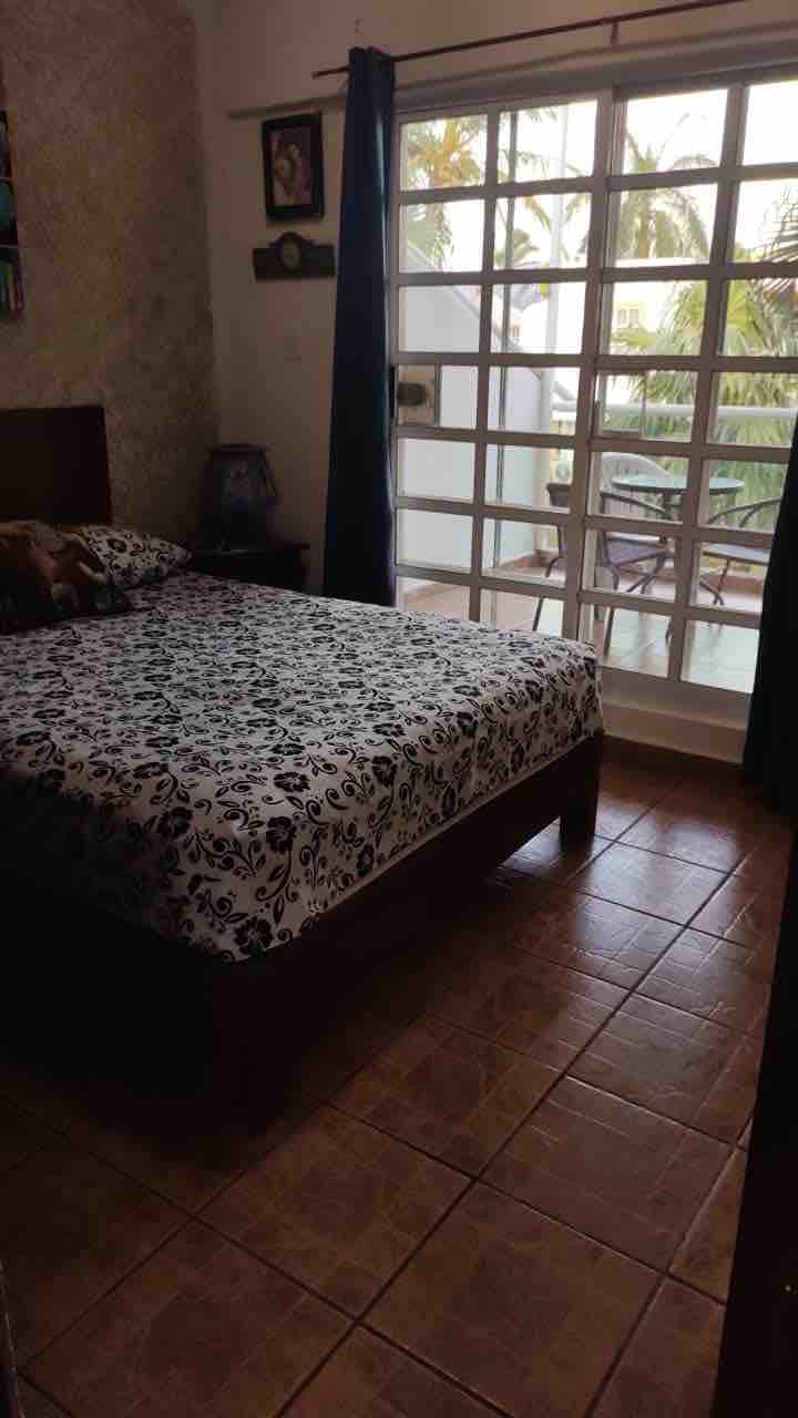 3号卧室位于楼上，配有空调（迷你床）、双人床，可俯瞰花园、泳池和壁橱的露台。