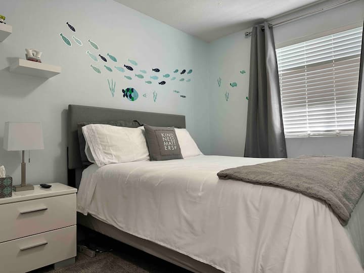 ห้อง #2 - เตียงควีนไซส์ที่สะดวกสบายสมาร์ททีวีและตู้เสื้อผ้ากว้างขวาง