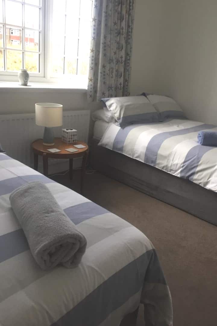 Dormitorio número 2, 2 camas dobles. Se accede desde el pasillo. 