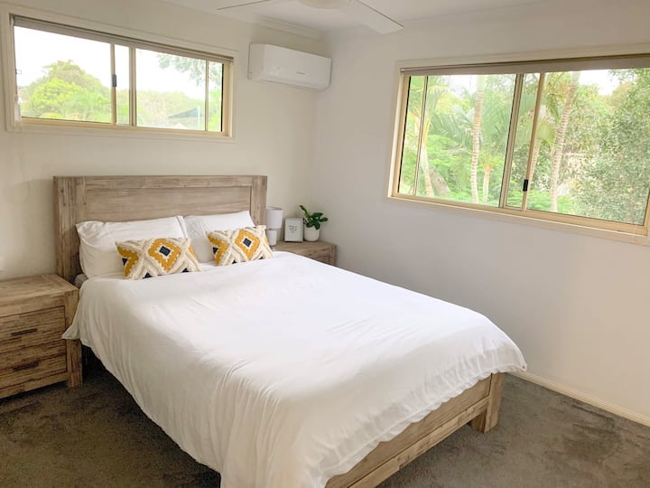 Главна спална соба - брачен кревет - доволно простор за портакот