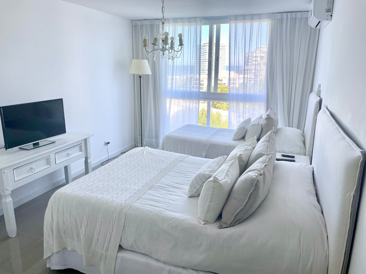 Kitanda cha ukubwa wa malkia 1 na kitanda kimoja cha 1 - TV Screen na Netflix, Amazon, YouTube 