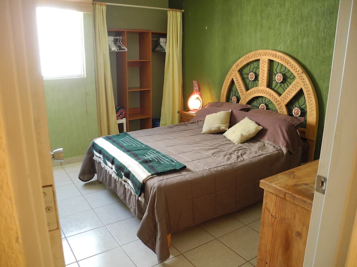 Prvá spálňa. Manželská posteľ, organizér skrine, veľa priestoru na zavesenie oblečenia a veľká komoda.