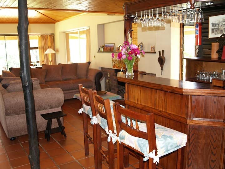 Le grand salon-salle à manger dispose de 2 suites lounge, d'une cheminée, d'une table de salle à manger 12 places et d'un bar.