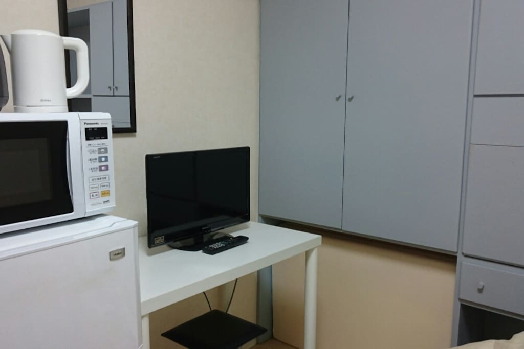 テレビ、クローゼット、テーブル、いす