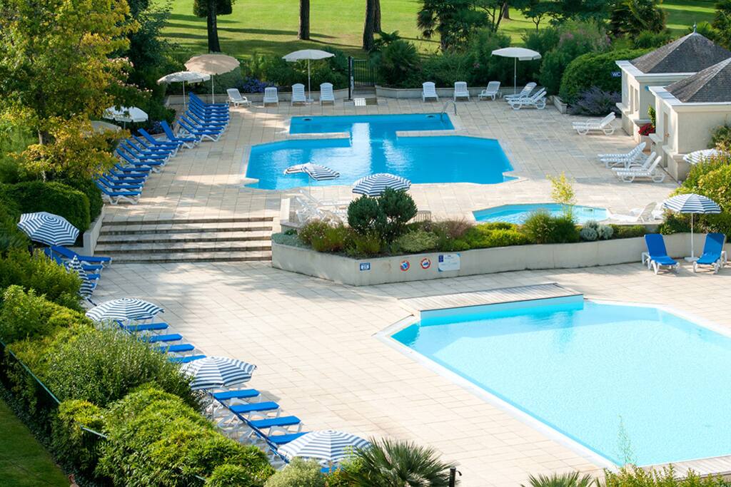 Les deux piscines dont une chauffée avec transats et parasols