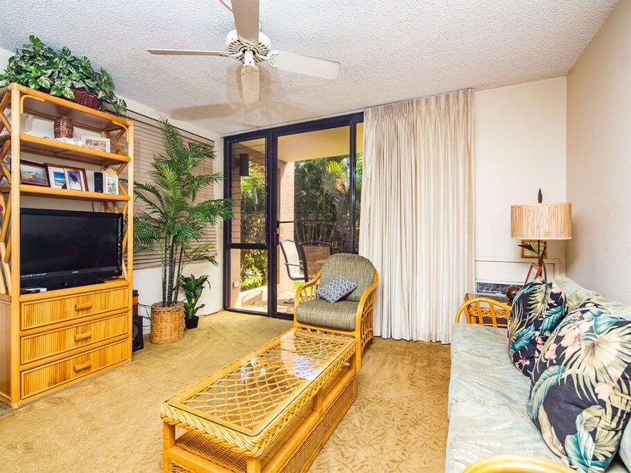 kamaole-1br-st-9101-living-room-03.jpg