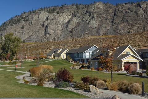 Spacious Cottage on Lake Osoyoos with Beach Access