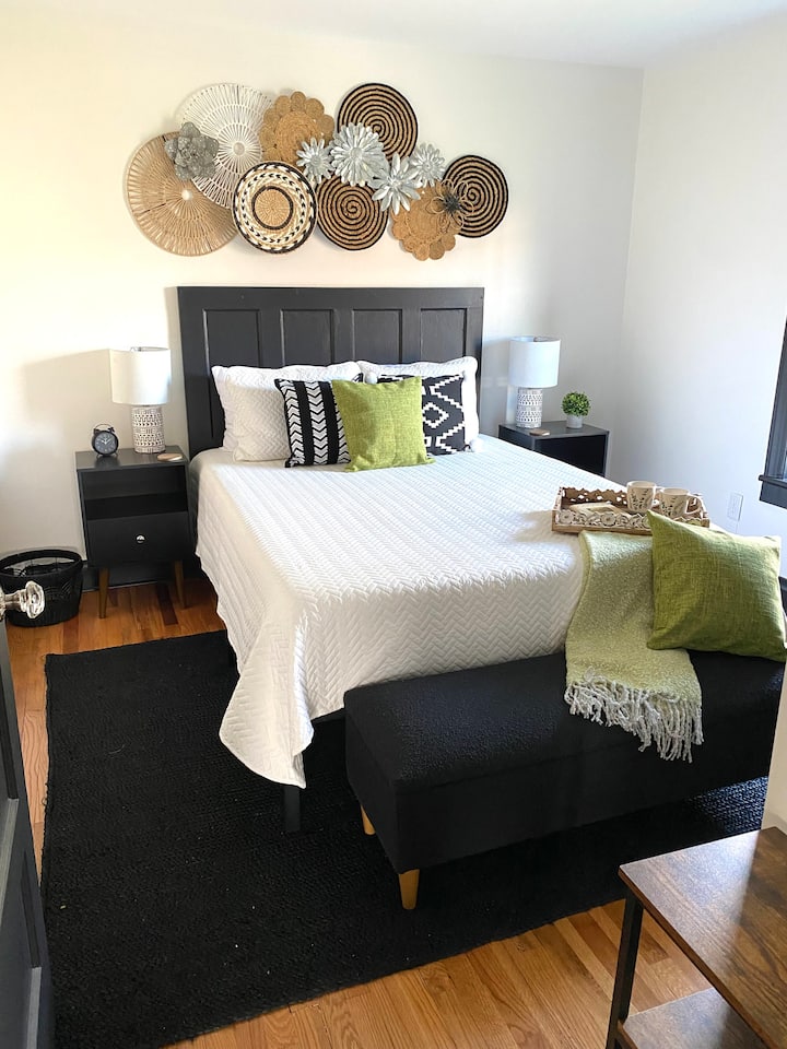 Spálňa s manželskou posteľou Queen na hlavnej úrovni