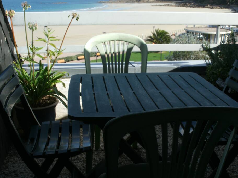 SALON DE JARDIN FACE A LA MER !