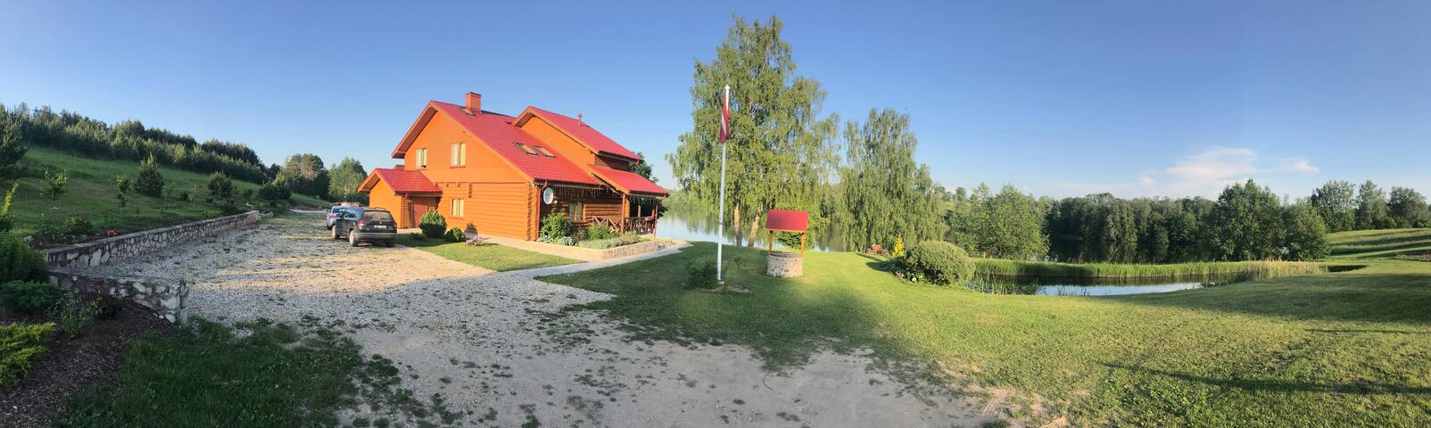 Māja pie ezera