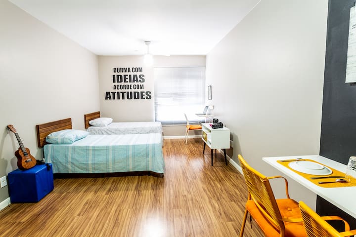 Kitnet aconchegante e moderna, bem localizada.