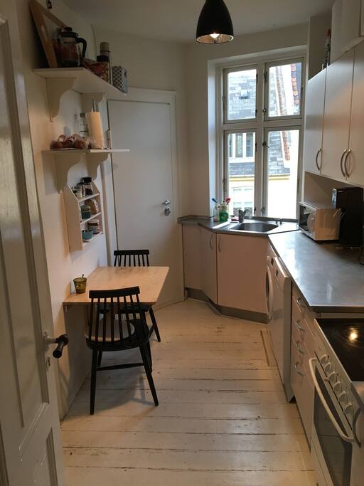 The kitchen, where you are very welcome to have dinner.