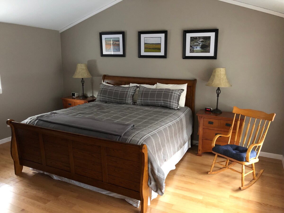 غرفة النوم الرئيسية - إطلالة على البحيرة