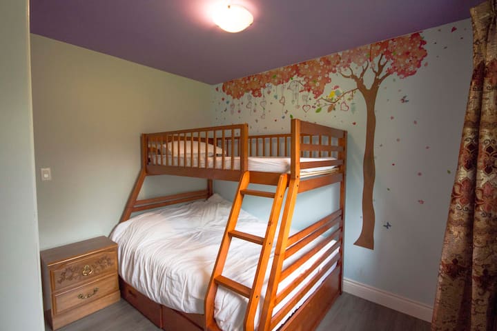 غرفة النوم 4 - مزدوجة في الأسفل ومفردة في الأعلى