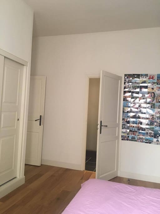 Salle de bain intégrée à la chambre.