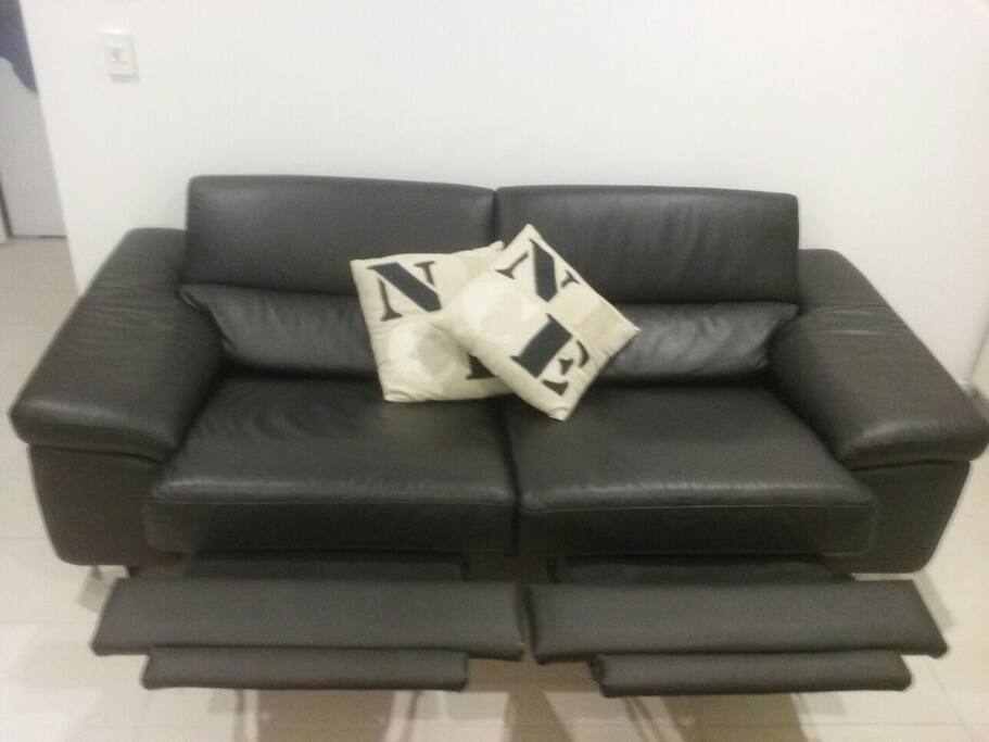 LEATHER LOUNGE WITH ELECTRONIC RECLINERS