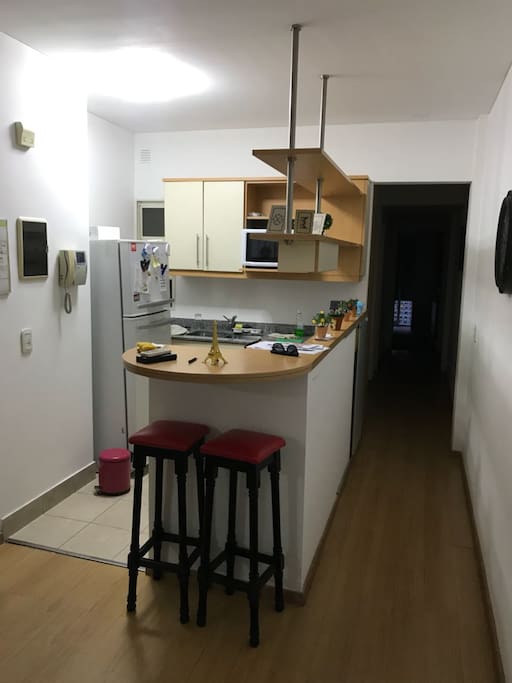 Barra con sillas , cocinas y multiples otras cosas