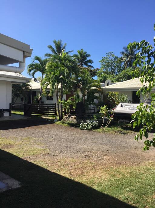Vue du bungalow en location! Fond du jardin