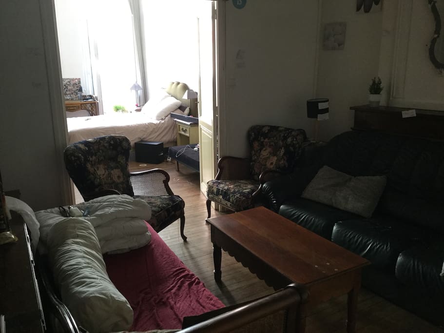 Salon confortable et discret.