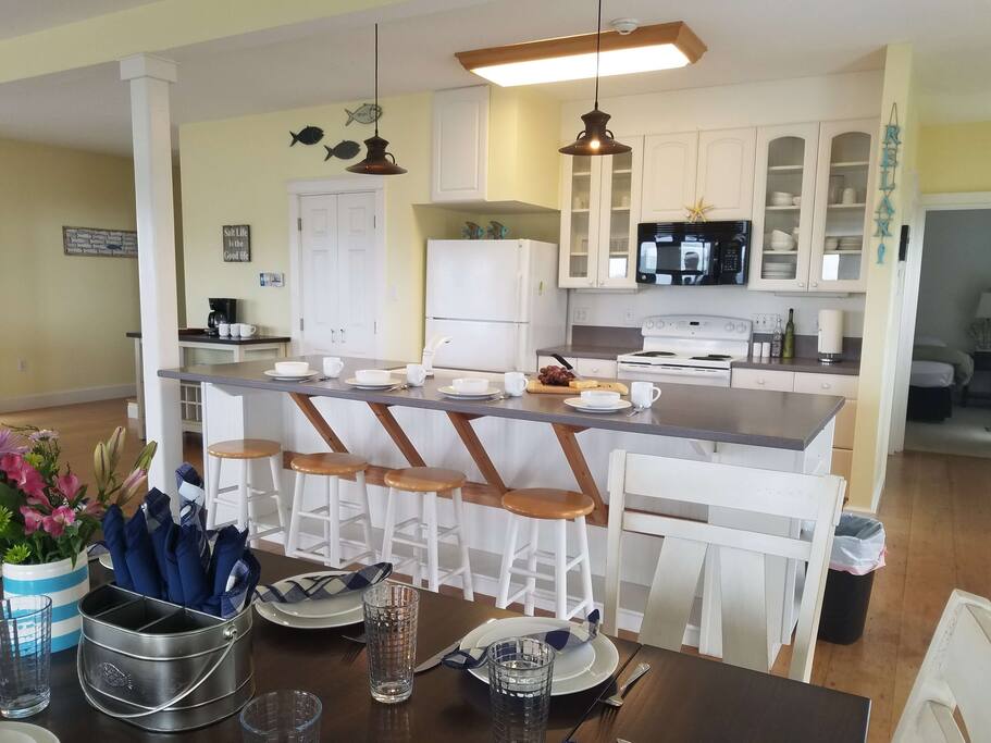 Fully Equipped Kitchen w/Dining for 10