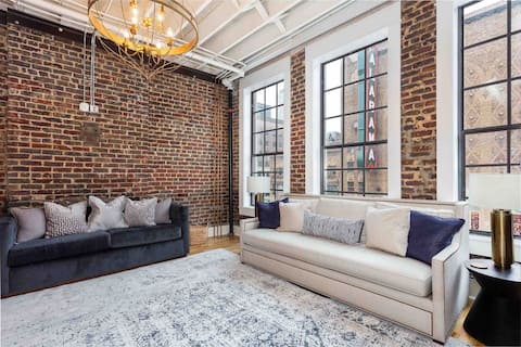 STUNNING 5★ LARGE Loft Downtown w/ Indoor Parking