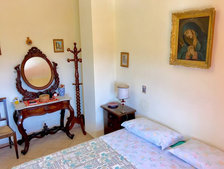Camera da letto con finestra panoramica primo piano.