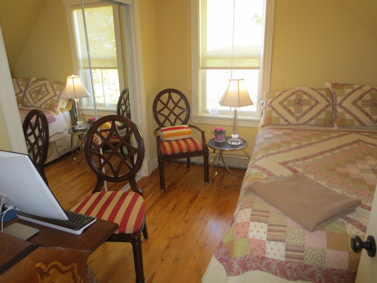 Sunset Bedroom 100 plus square feet of "Quietude"