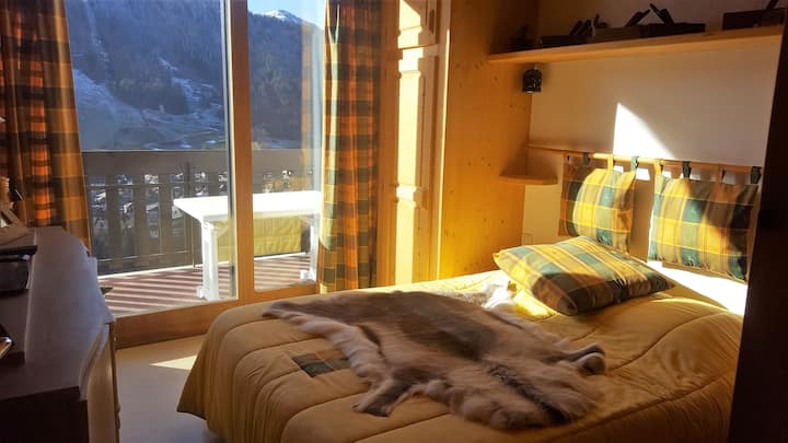 带阳台的宽敞卧室