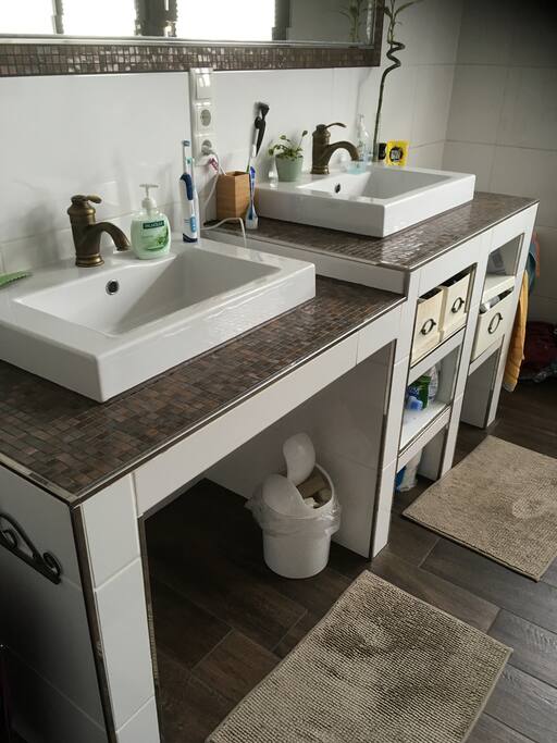 Badezimmer mit 2 Waschbecken