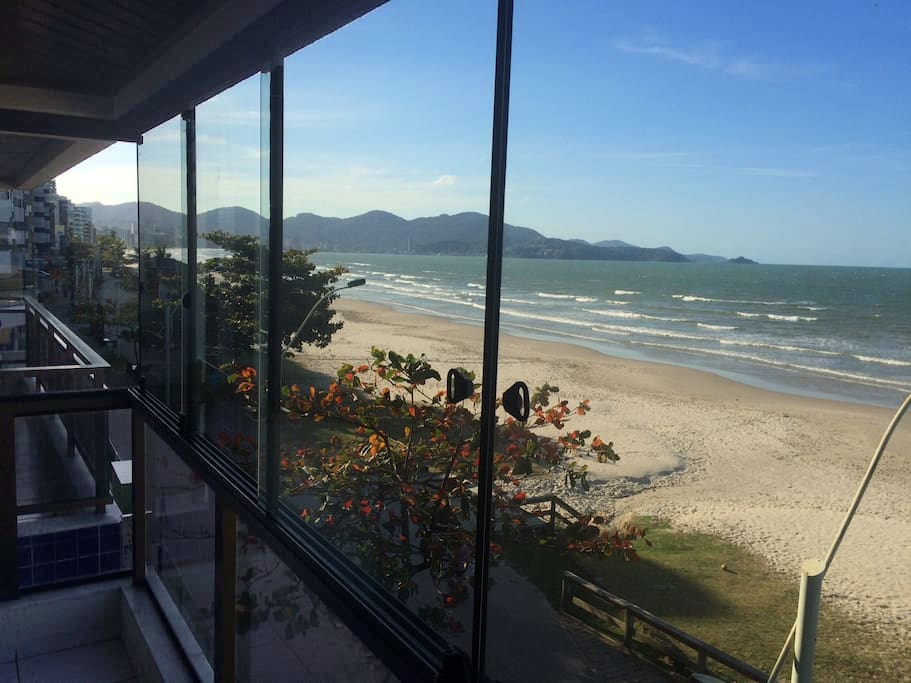 Vista da sacada integrada (Parque Linear de Meia Praia, Praia Central e Canto da Praia). Possibilidade de fechamento total com vidro para utilização do espaço mesmo durante períodos de chuva ou vento.