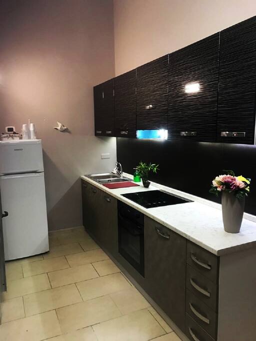 Cucina con lavatrice, lavastoviglie e forno
