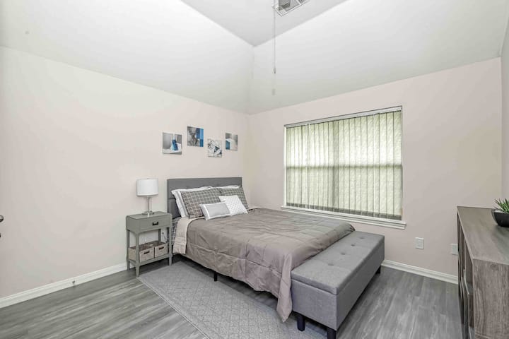 2. spavaća soba s vrlo udobnim bračnim krevetom.