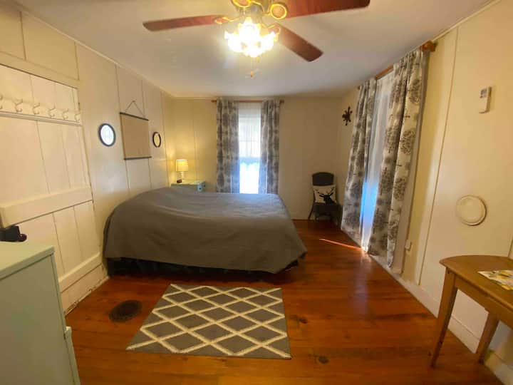 Dhomë gjumi #2 
Krevat dopio "Queen", televizor me Ro ku 
Mini njësi e ndarë furnizon a/c dhe ngrohje për këtë dhomë gjumi. 