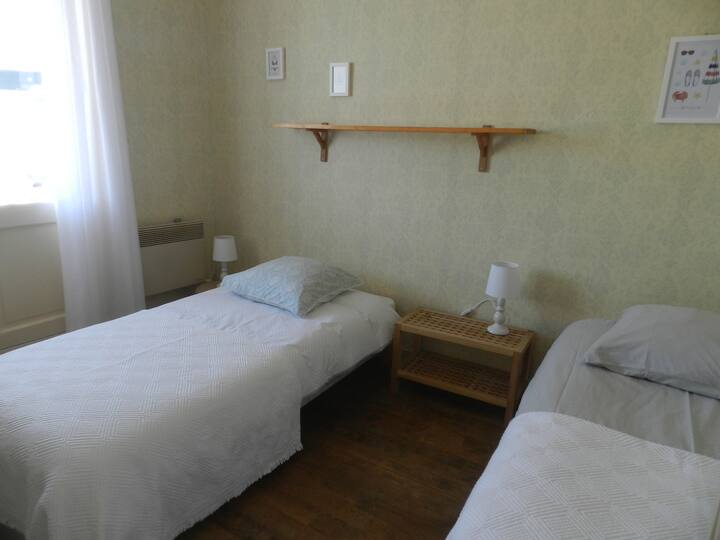 chumba cha kulala 3 na vitanda 2 vya mtu mmoja