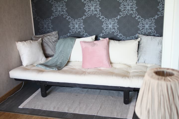 Canapé-lit Futon pour un dans le salon.