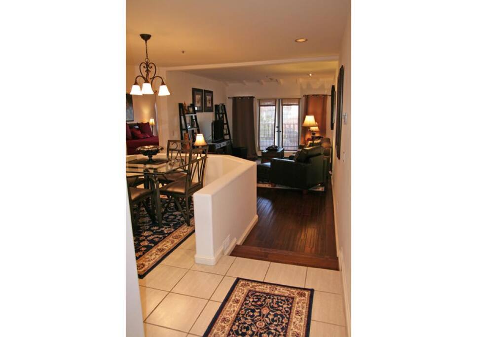 03-1409_Images_124_3-Hamilton Cove Villa 9-55_entry to living room_0041