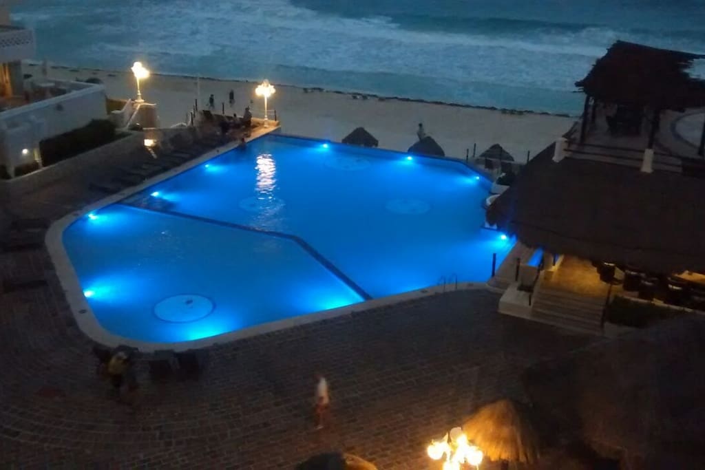 Ocean and swimmingpool view from your apartment!