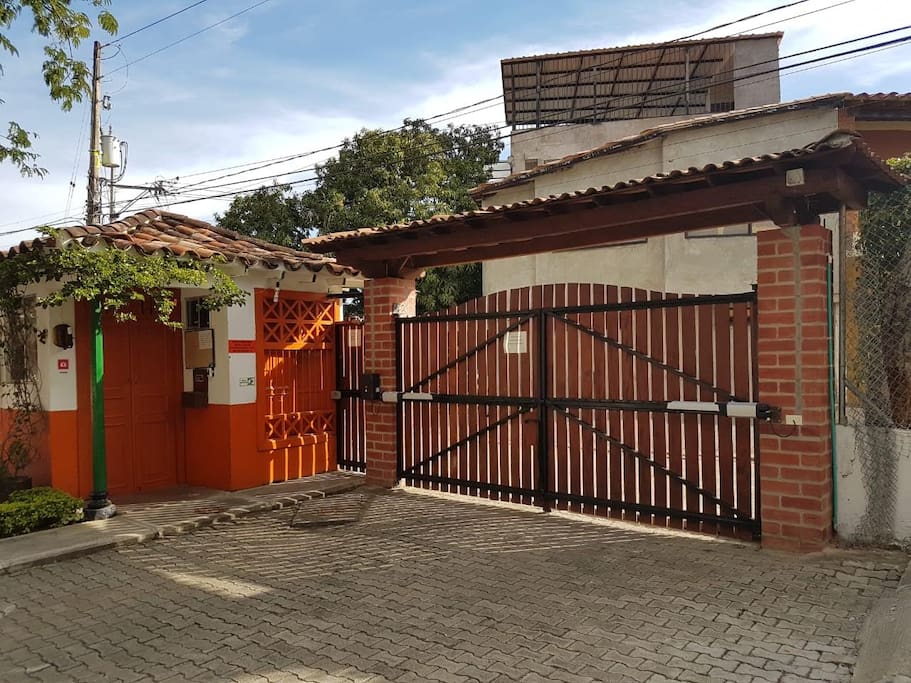 Entrada principal al condominio