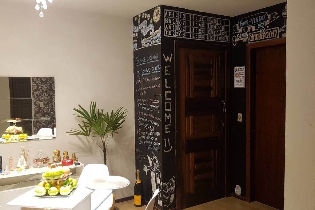 Ampla sala com sofá-cama de 2,5 metro com extensor, TV de 51" com 250 canais a cabo (Pacote advanced com HBO, Telecine, etc), internet wifi de alta velocidade!