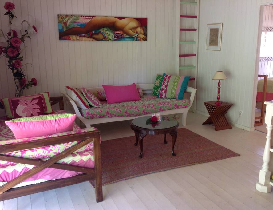 Salon avec petites banquettes lits