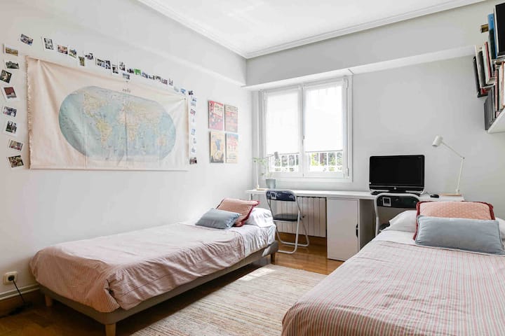 Na pëlqen të mendojmë për të gjitha vizitat tona dhe vendet dhe kulturat nga të cilat vjen.