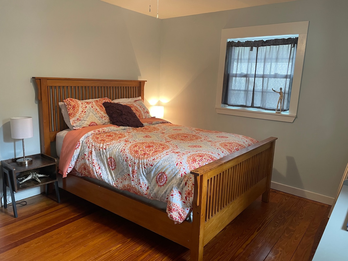 Vrlo udobna i prostrana spavaća soba.  Posteljina i popluni su cool, hrskavi i savršeni za St. Marys!