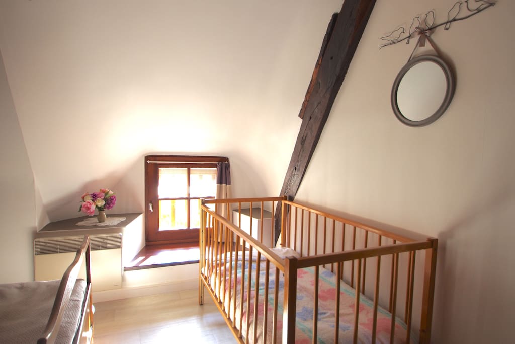 Lit bébé (un deuxième, pliable peut être mis à votre disposition) ainsi que tout l'équipement bébé : table à langer, transat, baignoire, réducteur de toilette, chaise haute, jouets.