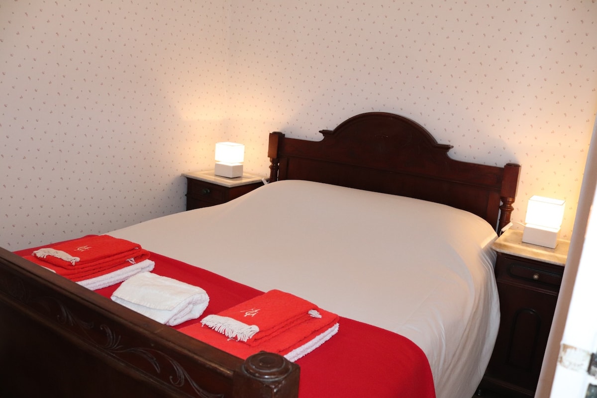 Двокреветна соба со поглед на поплочен двор