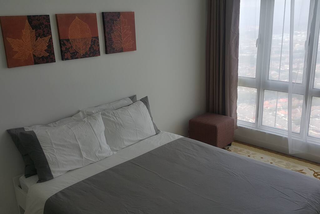 Master bedroom with queen size bed